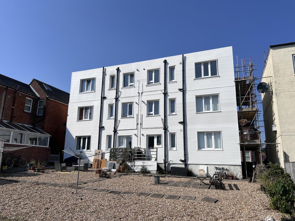 Lot: 129 - FREEHOLD BLOCK OF SIX TWO-BEDROOM FLATS FOR INVESTMENT - Block of flats with gravel garden and communal area